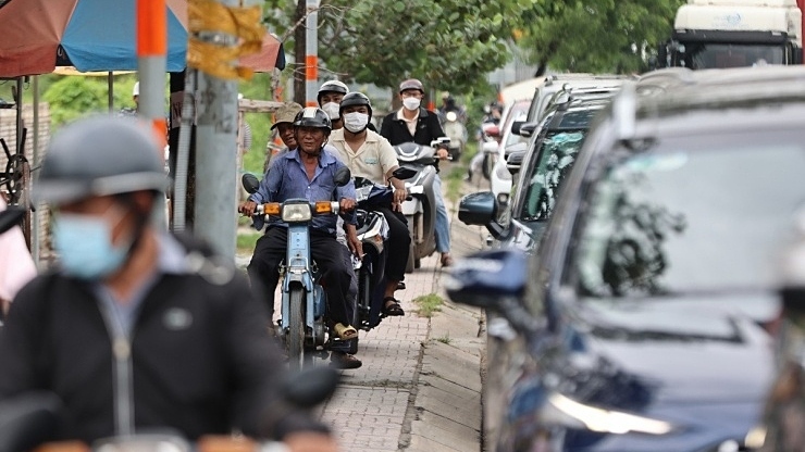 ベトナム、交通渋滞でバイクが歩道へ、一方自動車は道路を占拠