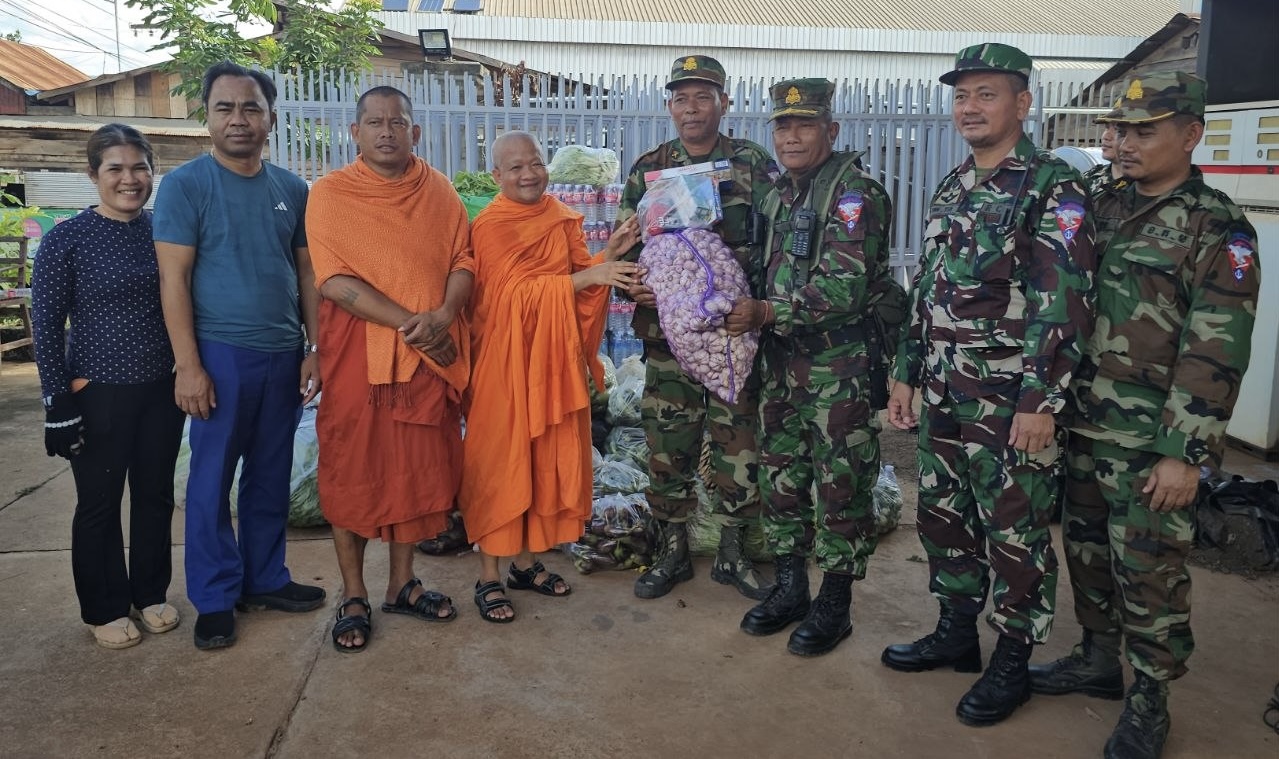 カンボジア国境警備兵へ僧侶・市民が食料・物資を寄贈、国民の団結示す