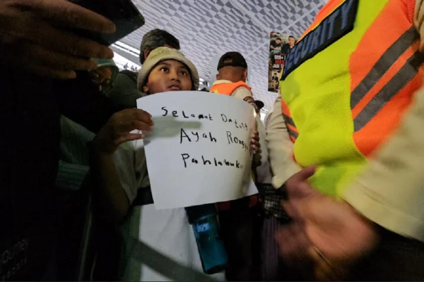 イスラエルに拘束されていた父親、9歳の子どもが掲げた「感動のポスター」