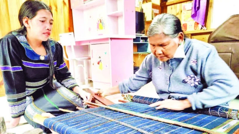 Vietnam's Ethnic Minorities Preserve Traditional 'Tho Cam' Textile Colors