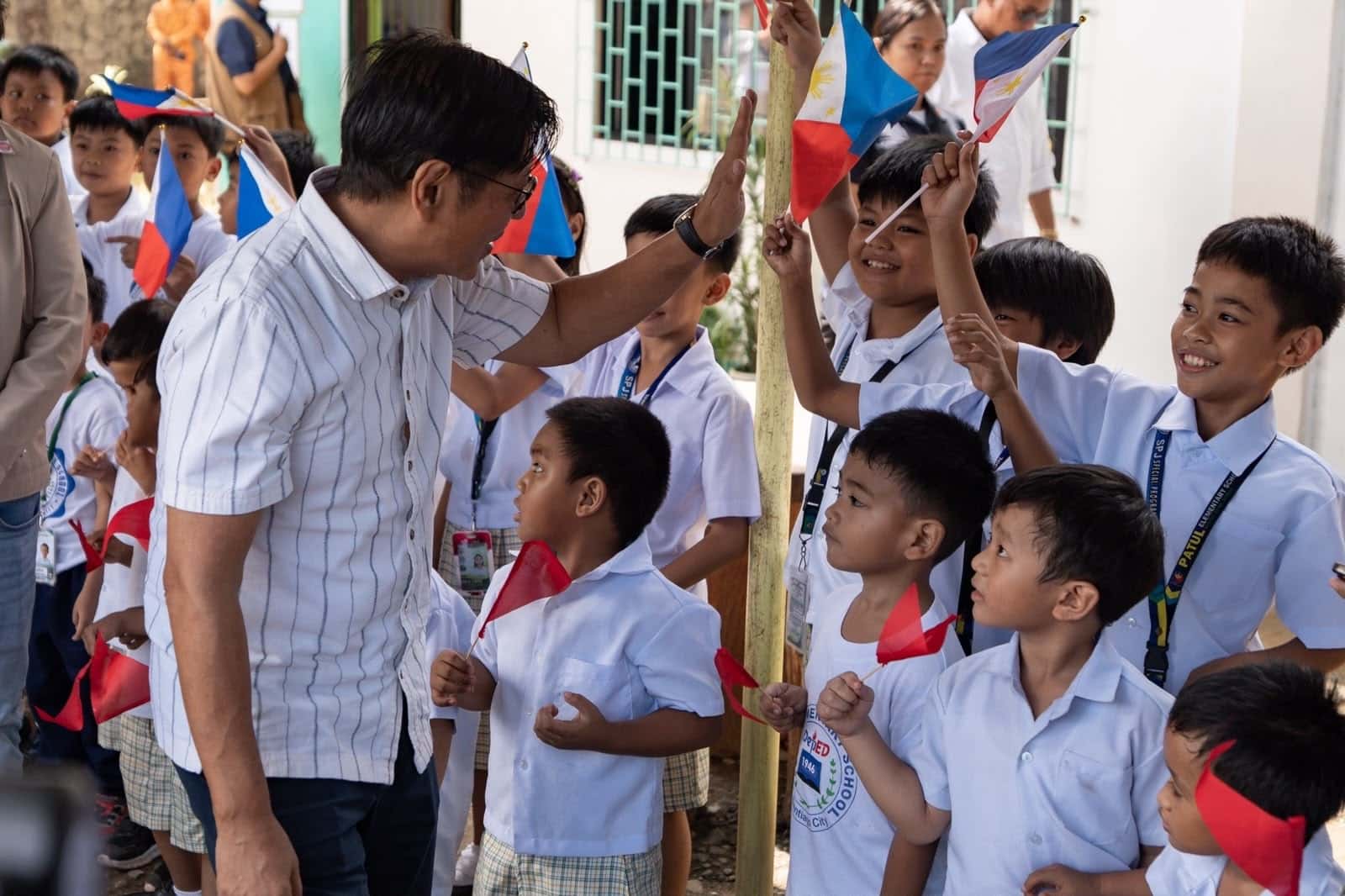 Marcos Jr. visits Isabela school for feeding program