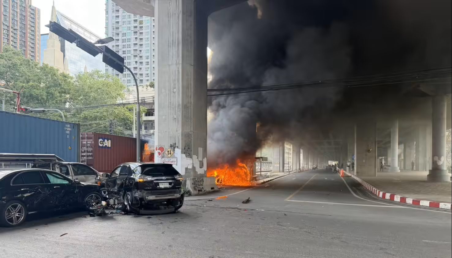 Train collides with bus at Rama 9 – Asoke-Phetchaburi intersection, sparking fire