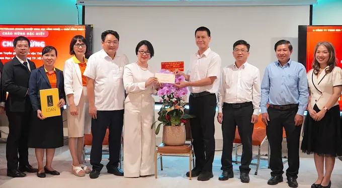City leaders visit pioneering medical innovator on occasion of Vietnam S&T Day