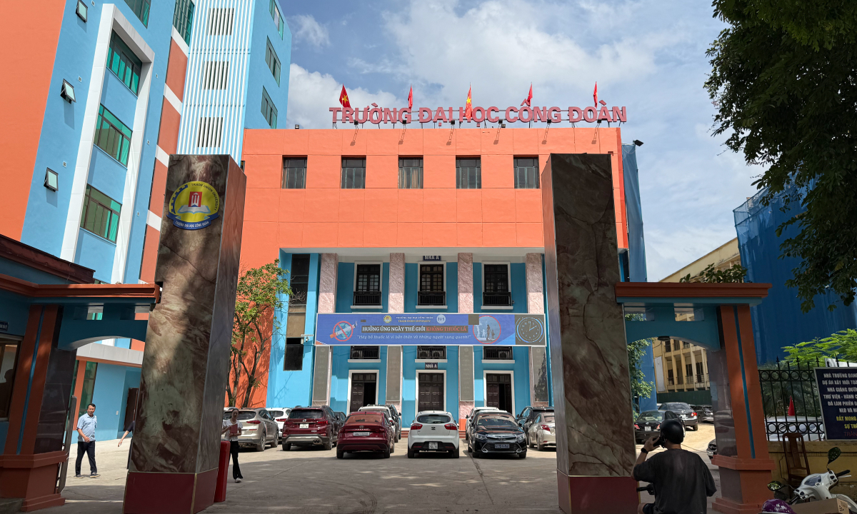 Vietnam University Faces Student Backlash Over New Graduation English Exam Requirement