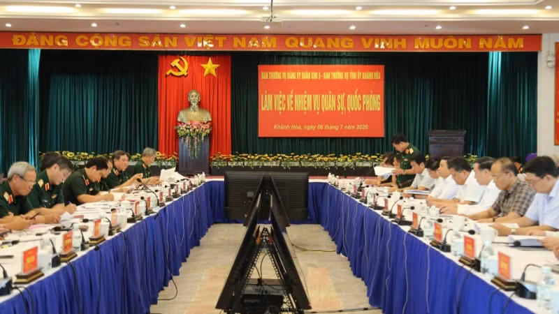 Vietnam's Southern Coast: Military and Local Government Enhance Economic and Defense Cooperation
