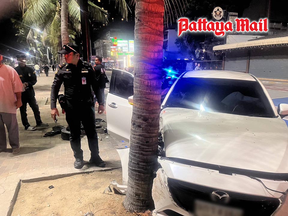 Sedan crashes into palm tree and streetlight on Pattaya Beach Road leaving one injured