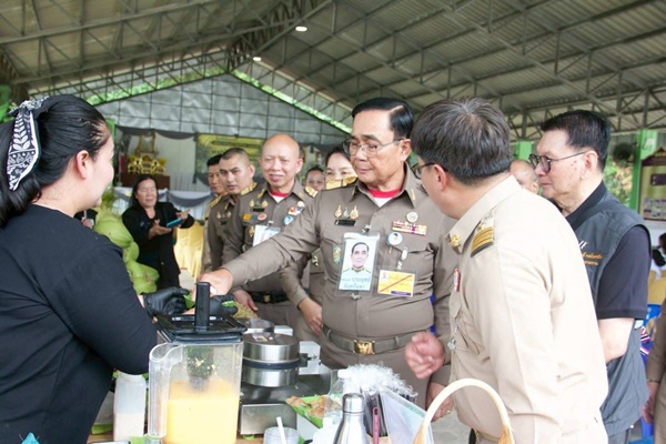 タイ王室顧問、被災地へ支援物資を配布