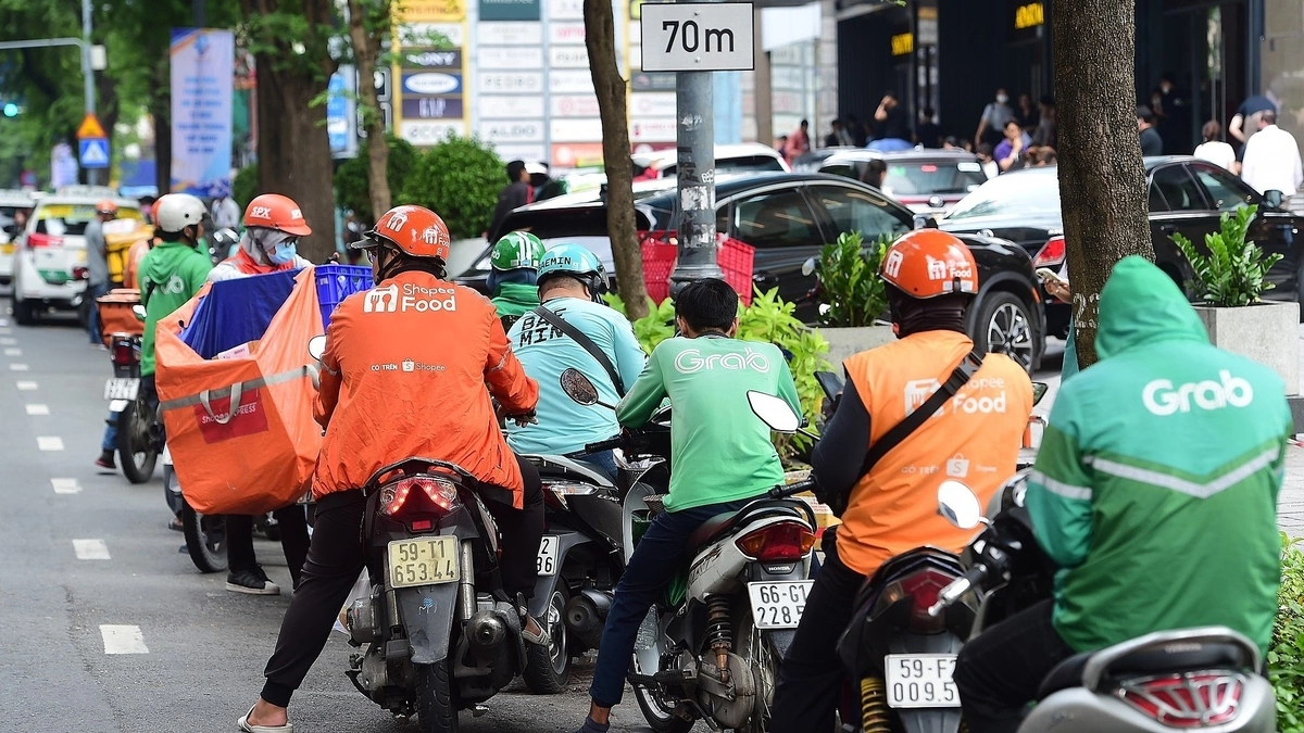 Graduates 'Expired' Early? Vietnam's Youth Flock to Short-Term Income Jobs
