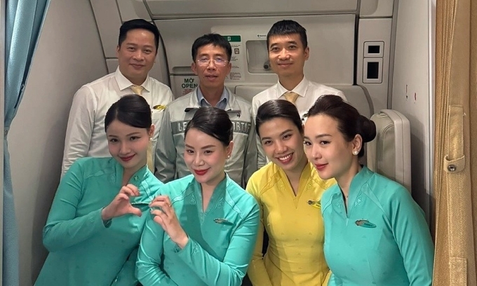 Hanoi doctor treats passenger with facial paralysis on flight to France