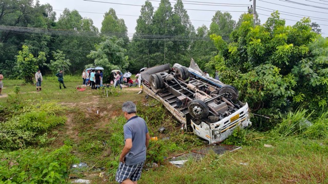 タイ・パタヤ近郊でトラック横転、11人負傷 運転手は「雨でスリップ、トラック回避のため」と証言