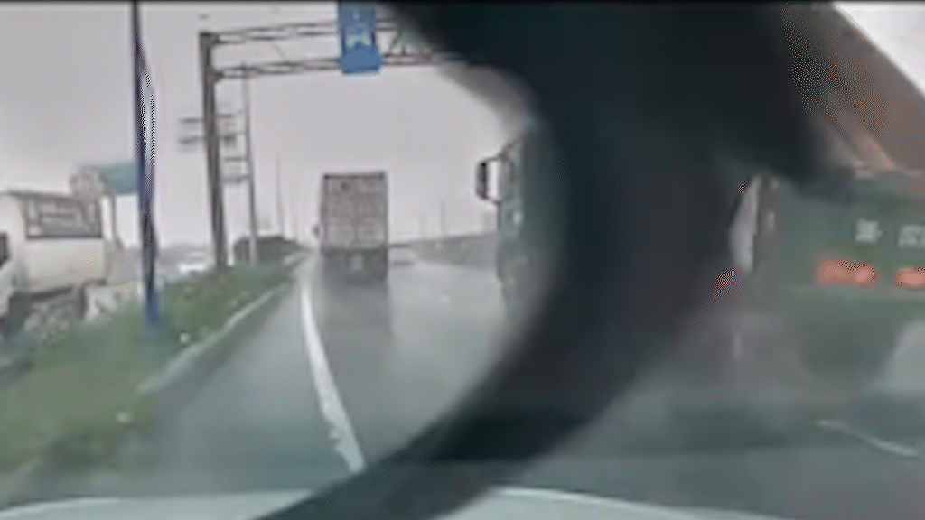 Dump Truck Collides with Gantry Sign on HCMC-Long Thanh Expressway, Causing Closure