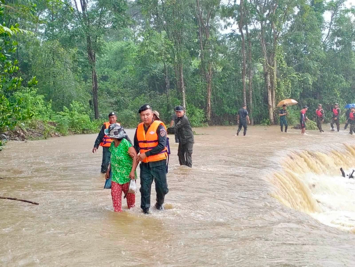 Flash Floods Hit Cambodia Amid Heavy Rains; Rescue in Kampong Speu