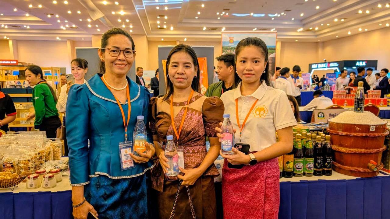 カンボジア製無炭酸ソーダ初披露、国内産業振興への期待高まる