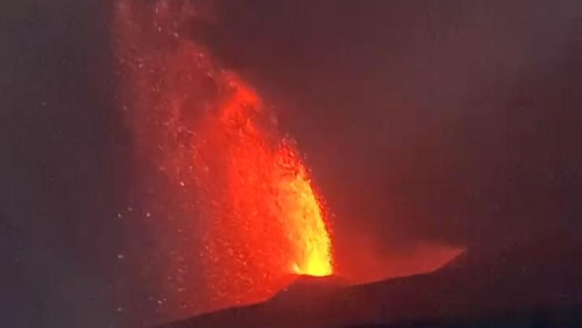 クラカタウ火山の噴火、インドネシア広範囲に影響 航空便・大気汚染・学校閉鎖