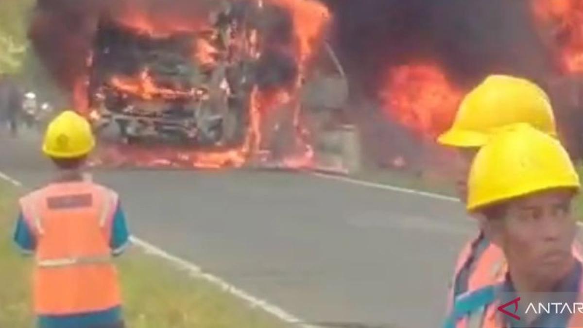スマトラ横断道路でバスとタンクローリーが衝突、16名死亡の惨事