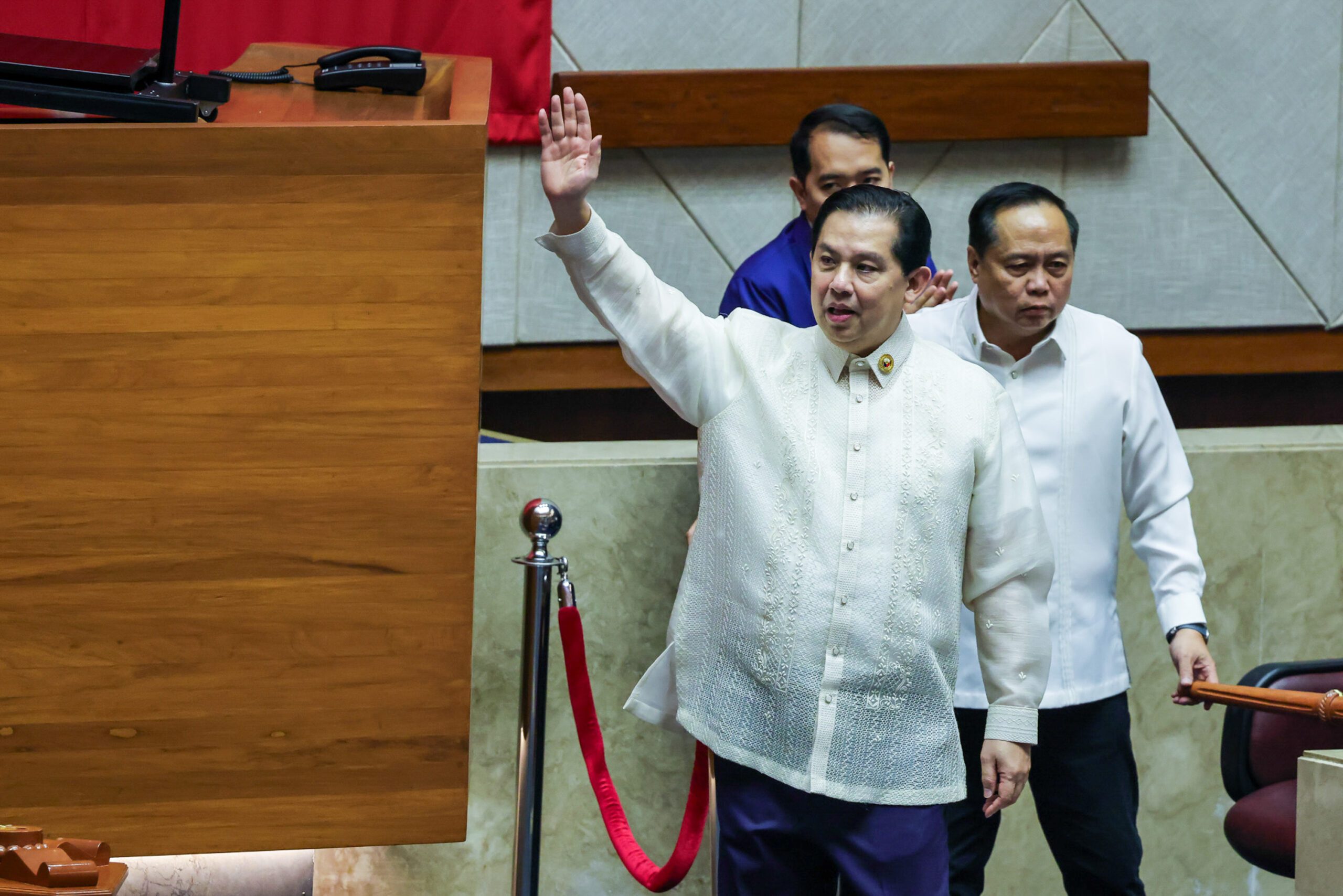 ロムアルデス下院元議長に逮捕状、74億ペソ超の収賄容疑