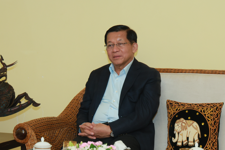 State Counsellor Daw Min Aung Hlaing and wife meet with families of Myanmar Embassy and Military Attaché Office in Laos