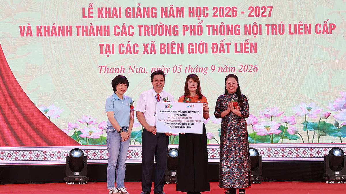 FPT Donates 9 Digital Libraries and AI Learning Accounts to Dien Bien Students
