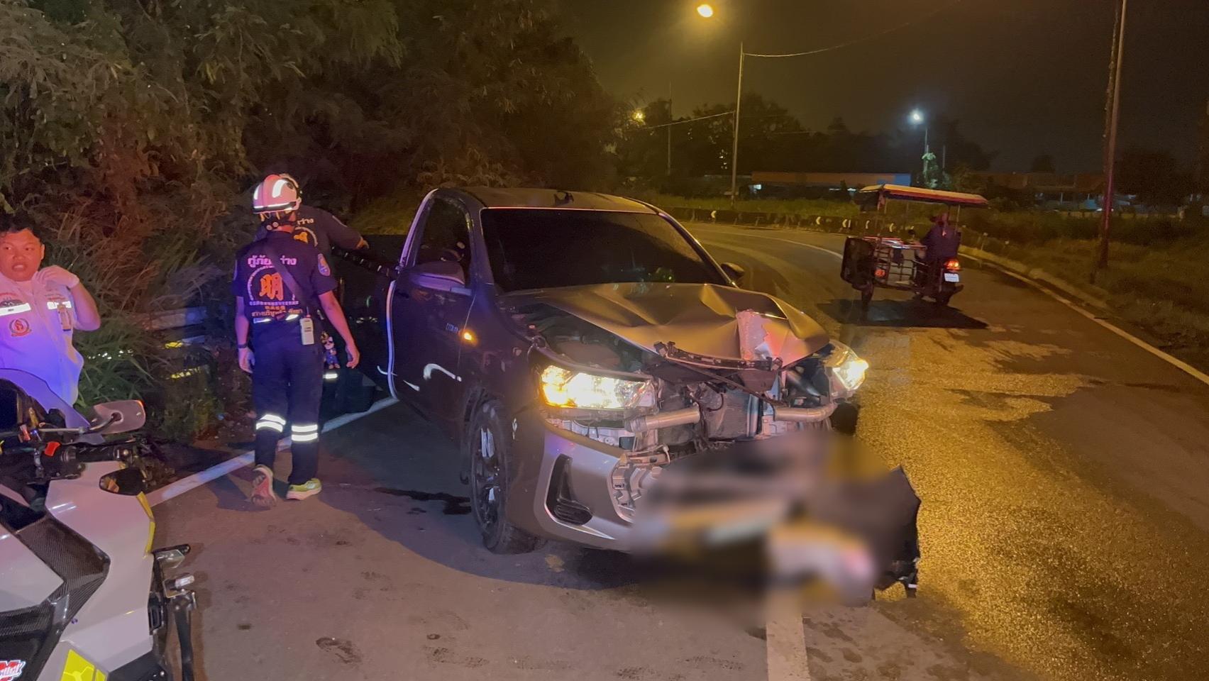 Pickup Truck Crashes into Streetlight in Pattaya, Driver Returns After Changing Clothes