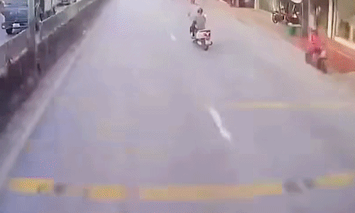 Motorcyclist Vanishes Under Truck in Nghệ An, Underscoring Road Safety Imperative