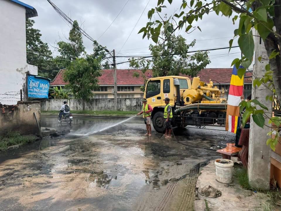 Sen Sok District Authorities Address Flooding Near Bun Rany Hun Sen Samaki Primary School
