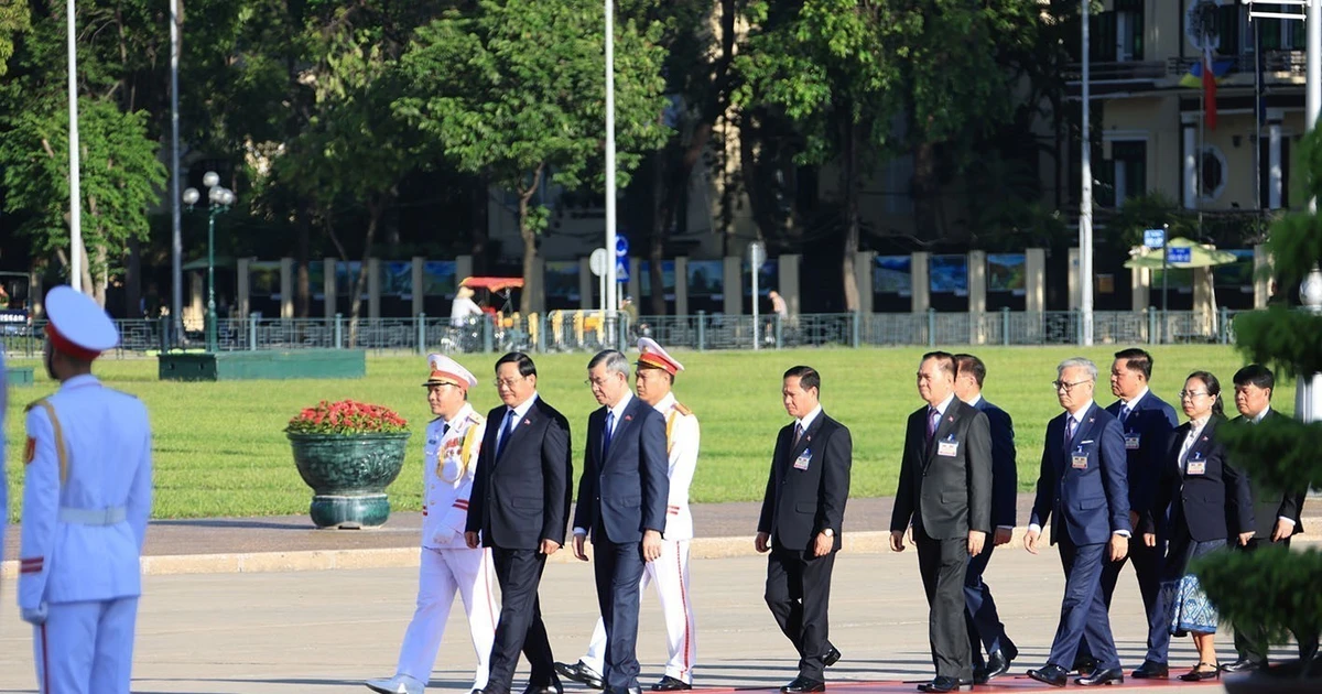 Lao Prime Minister Pays Respects at Vietnamese War Memorial and Ho Chi Minh Mausoleum