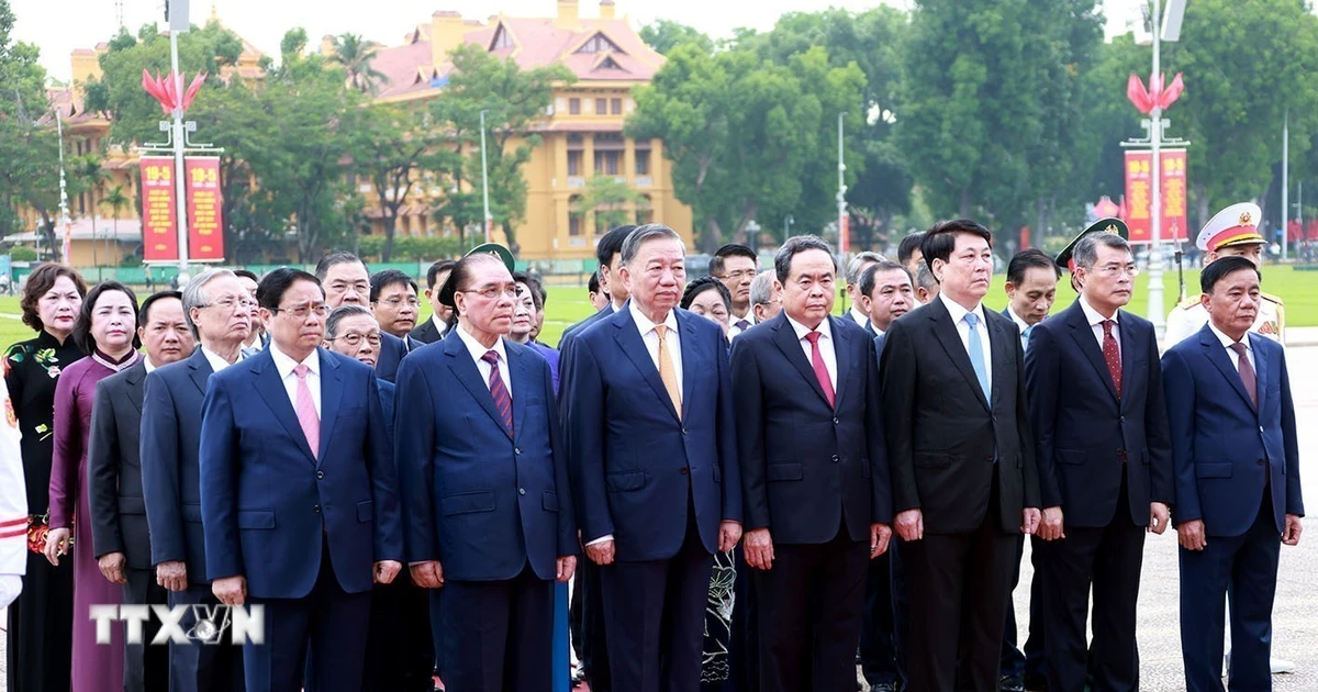 Vietnam’s Top Leadership Pays Tribute to President Ho Chi Minh on 136th Birth Anniversary