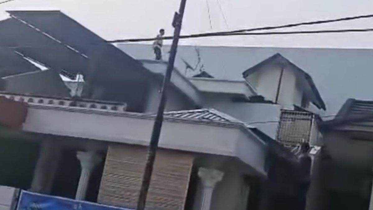 Medan Thief Caught Fleeing Over Rooftops After Daytime Burglary in Luxury Complex