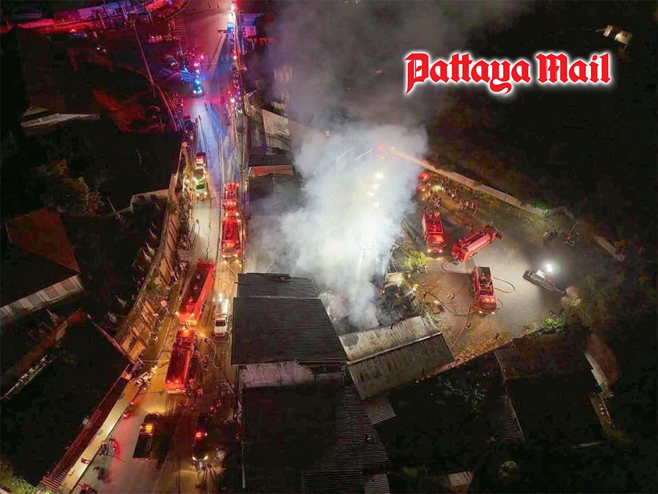 Late-Night Blaze Engulfs Historic Chanthaburi Riverside Community, Destroying Five Homes
