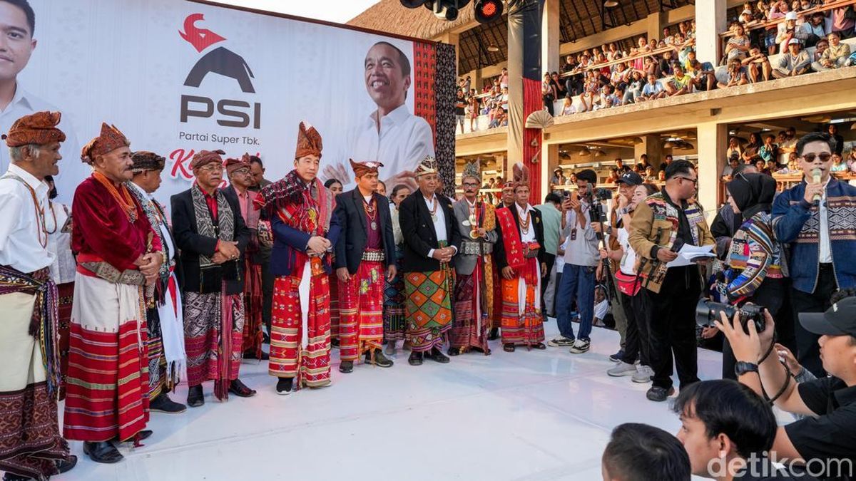 President Jokowi Officially Crowned as Elder of Timor Kings in Kupang