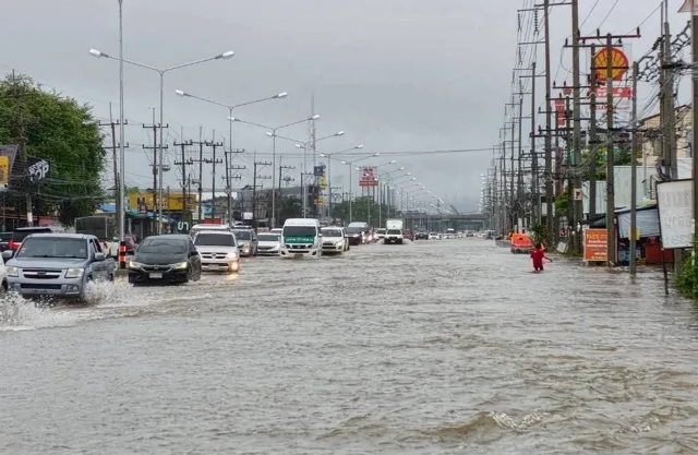 Kanchanaburi Flooded After Heavy Rain, Police Direct Traffic