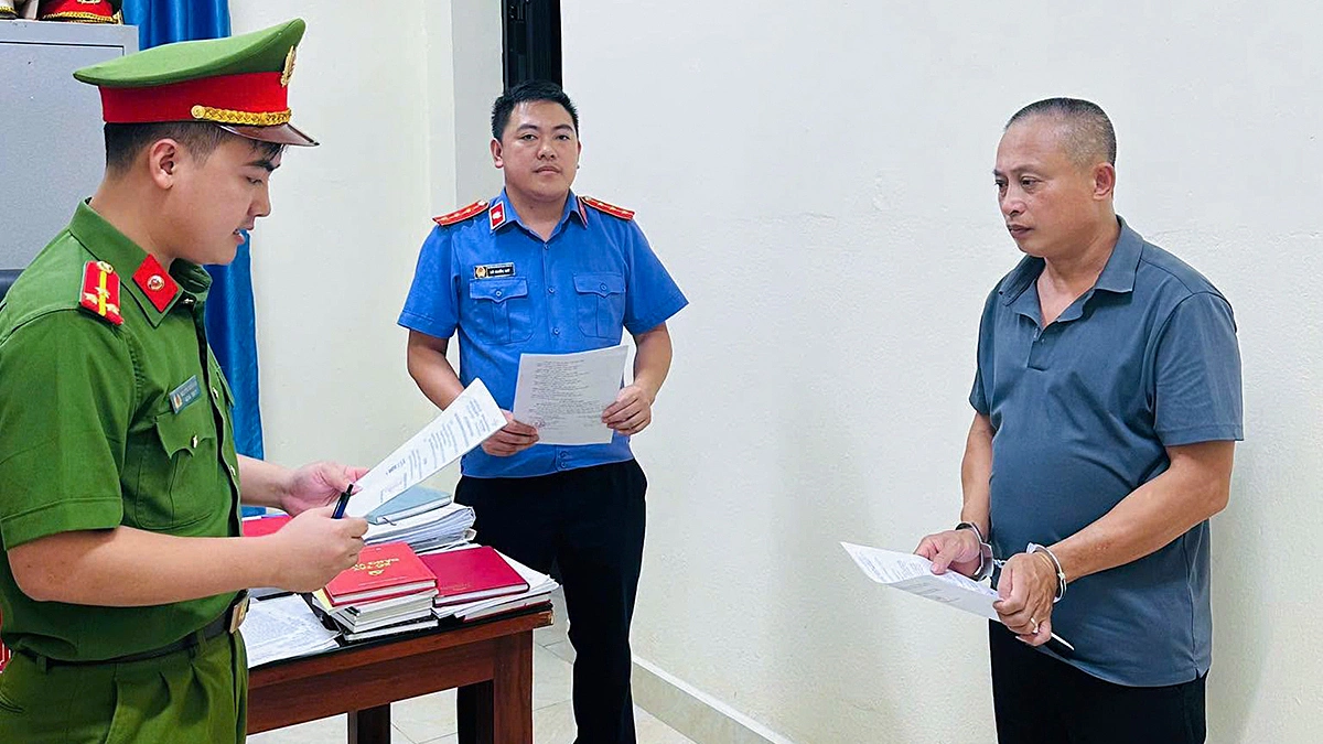 交通衝突後に人を平手打ちして死亡させる