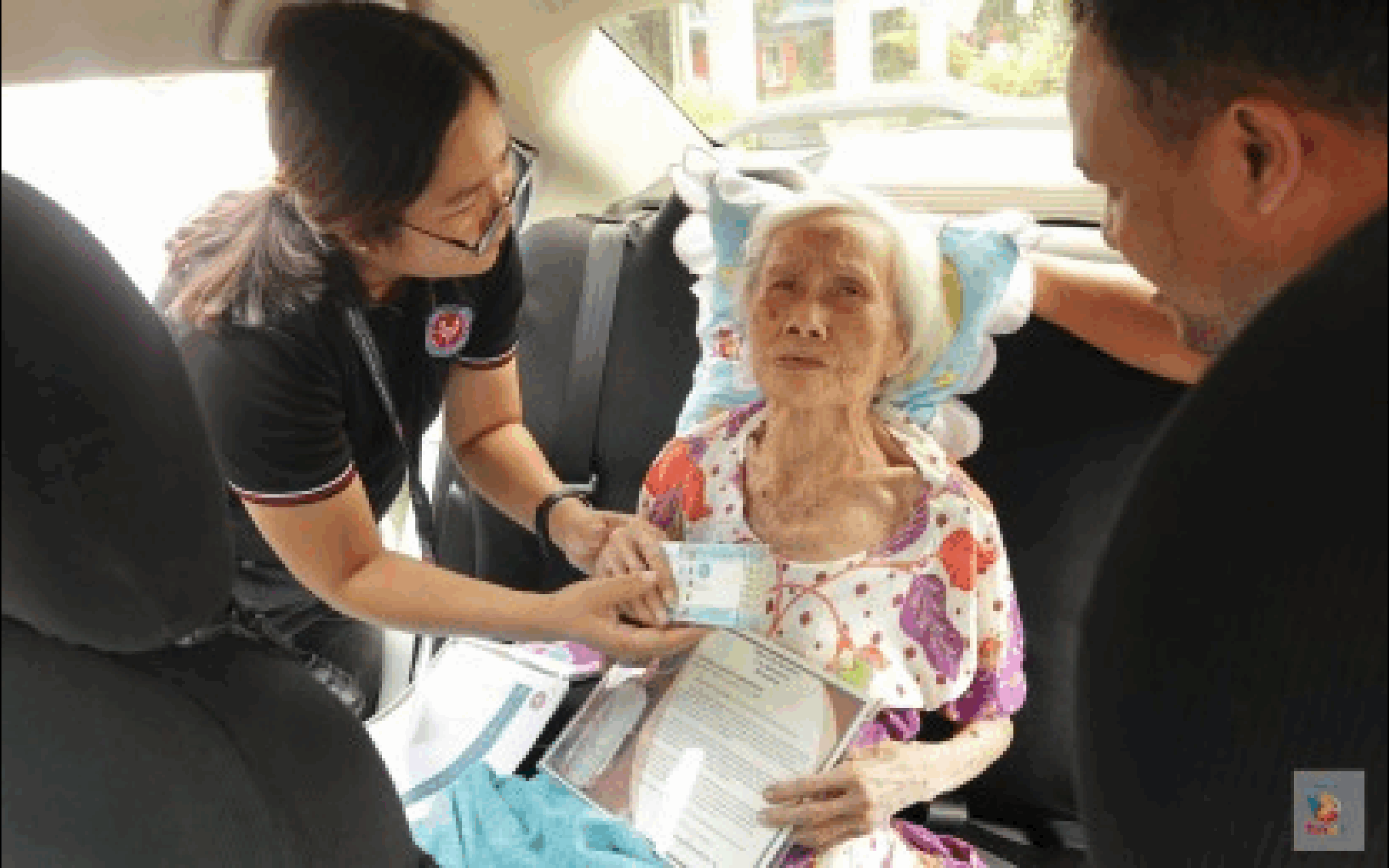 Legazpi City seniors receive pensions digitally via GCash cards