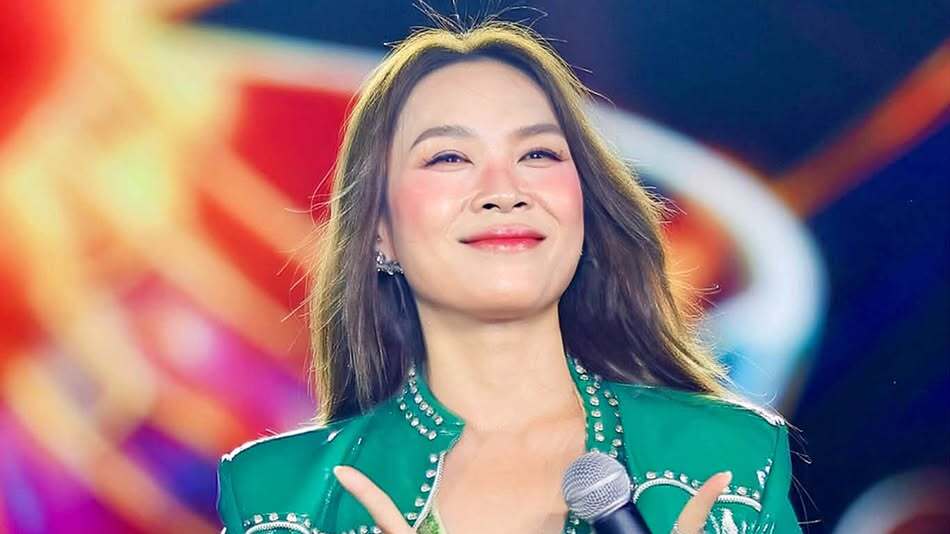 Vietnamese Pop Diva My Tam's Energetic 45-Year-Old Performance Goes Viral