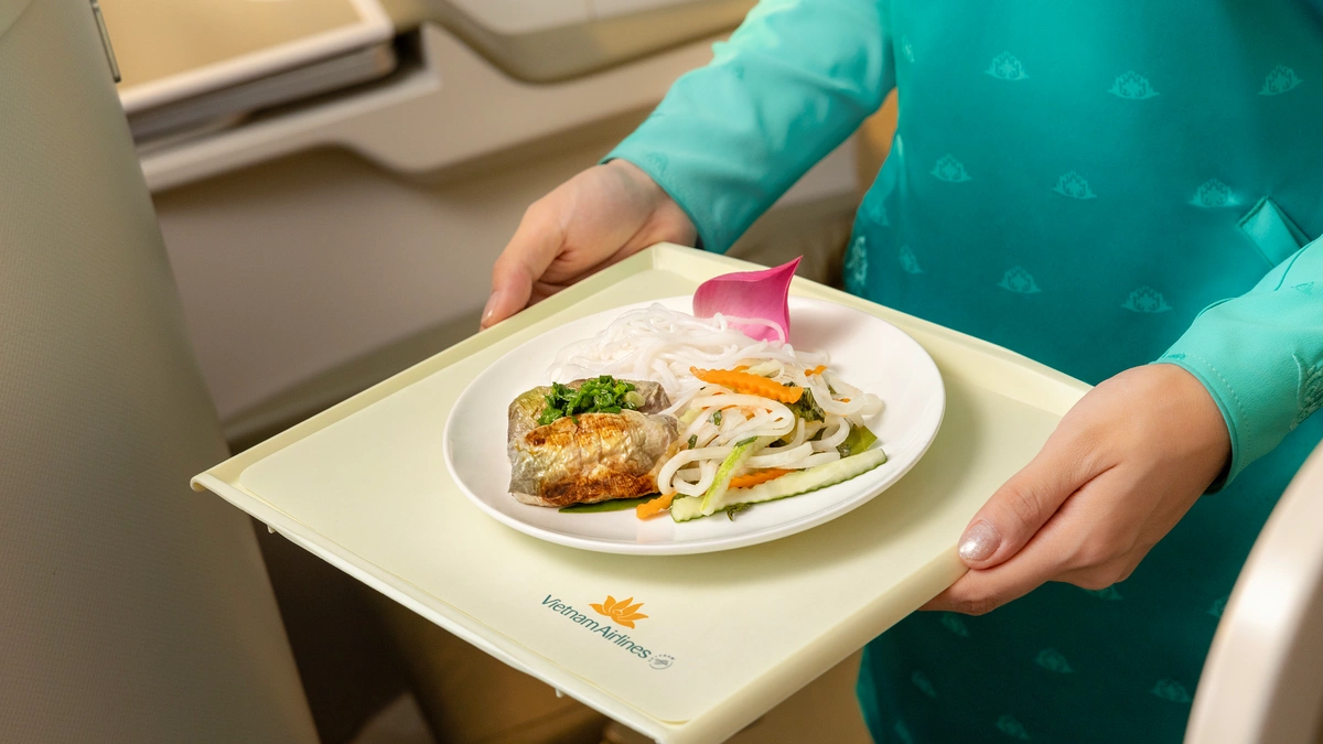 ベトナム航空、蓮をテーマにした機内食で食文化発信