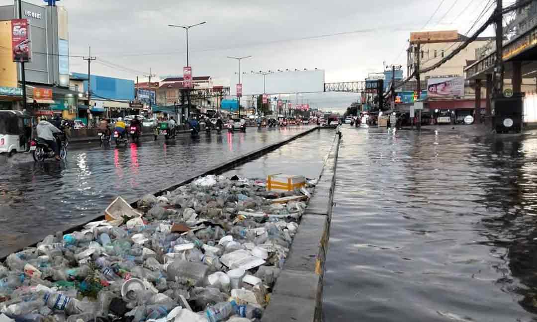 Chom Chao III Authorities Clear Drainage Canals Along National Road 4 After Heavy Rain