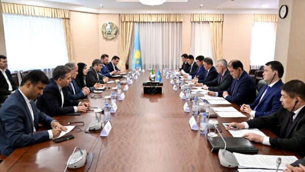 カザフスタン・イラン、輸送回廊開発で協力強化 地政学リスクを乗り越えるか