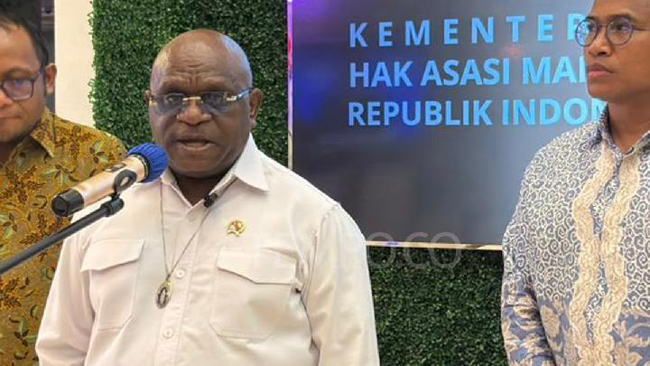 Human Rights Minister Demands Apology from Amien Rais Over Teddy Criticism