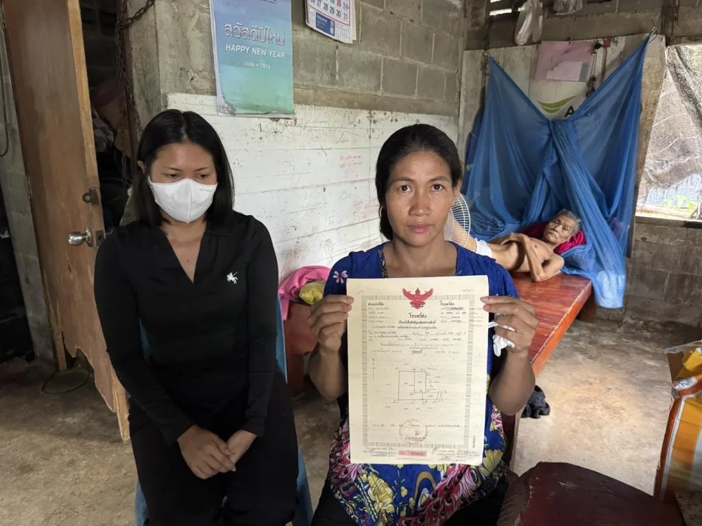タイ人女性、父の家宅捜索を兄に懇願 - 経済的困難と家族間の対立