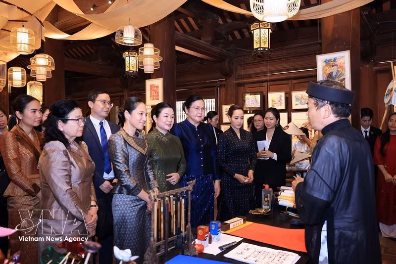 Spouses of Vietnamese, Lao, Cambodian, Thai PMs Tour Hanoi's Temple of Literature