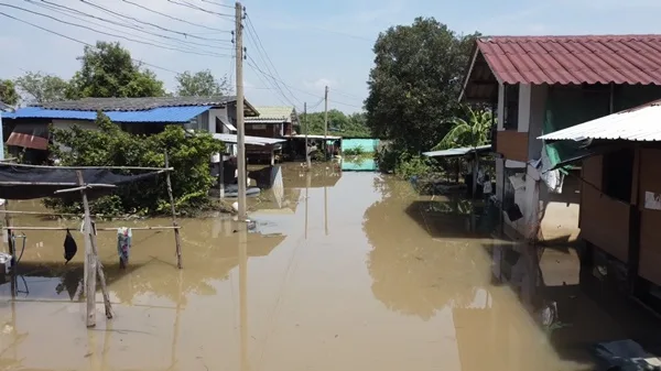 Bang Sai Flooded 1.5m; Dialysis Patient Evacuates on Foam; Residents Lament Lack of Funds for Boats