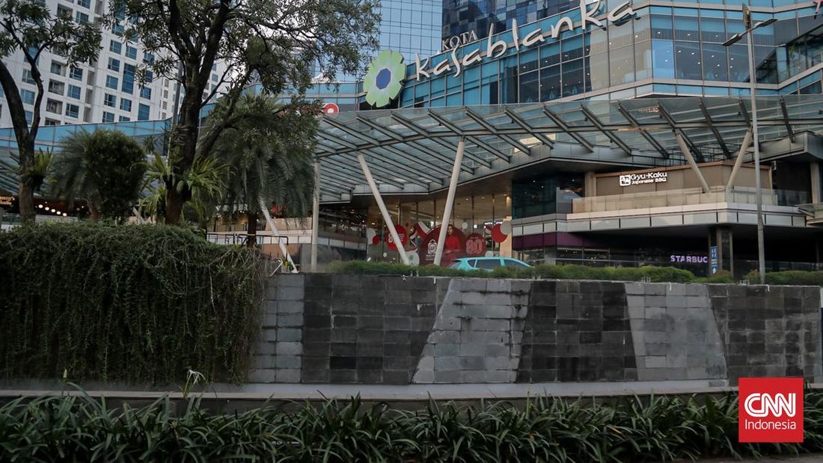 Jakarta Malls' High Fences Spark Resident Concerns