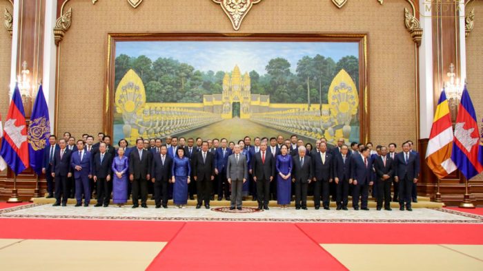 カンボジア上院新庁舎落成、フン・セン首相が視察