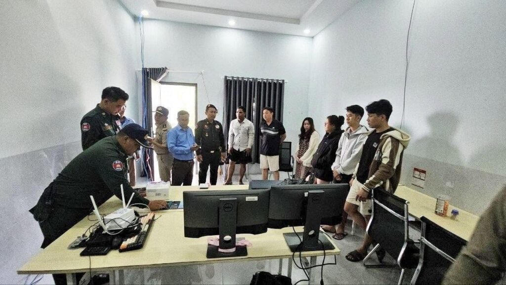 カンボジア・スバイリエン州でオンライン詐欺容疑の外国人13人を逮捕、裁判所へ送致