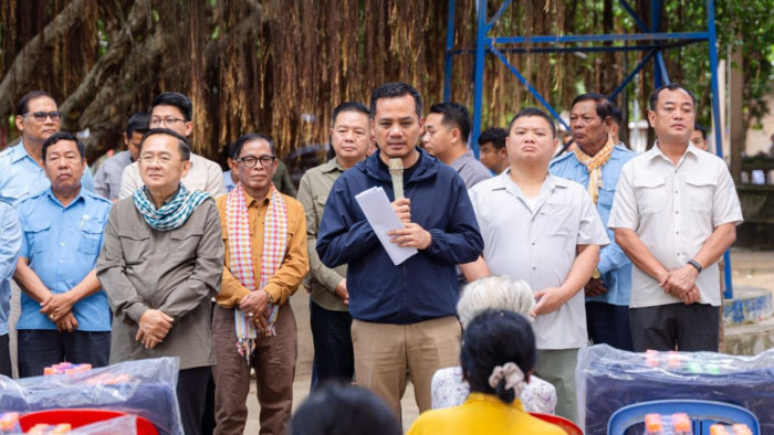 Deputy Prime Minister Visits 60 Flood-Affected Families in Battambang