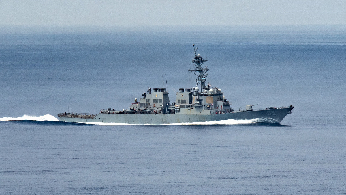 米駆逐艦「ベンフォールド」、南シナ海で技術的問題発生、数日間電力失う
