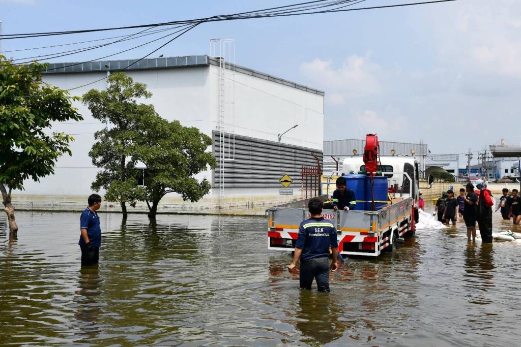 Chonburi Governor Orders Accelerated Pumping and Dredging to Alleviate Amata City Flooding