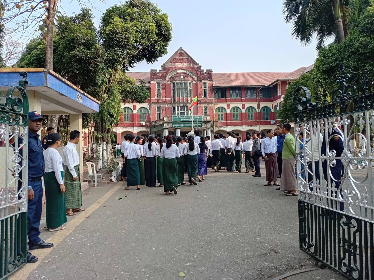 ミャンマーの matriculation exam、合格率52%も受験者激減