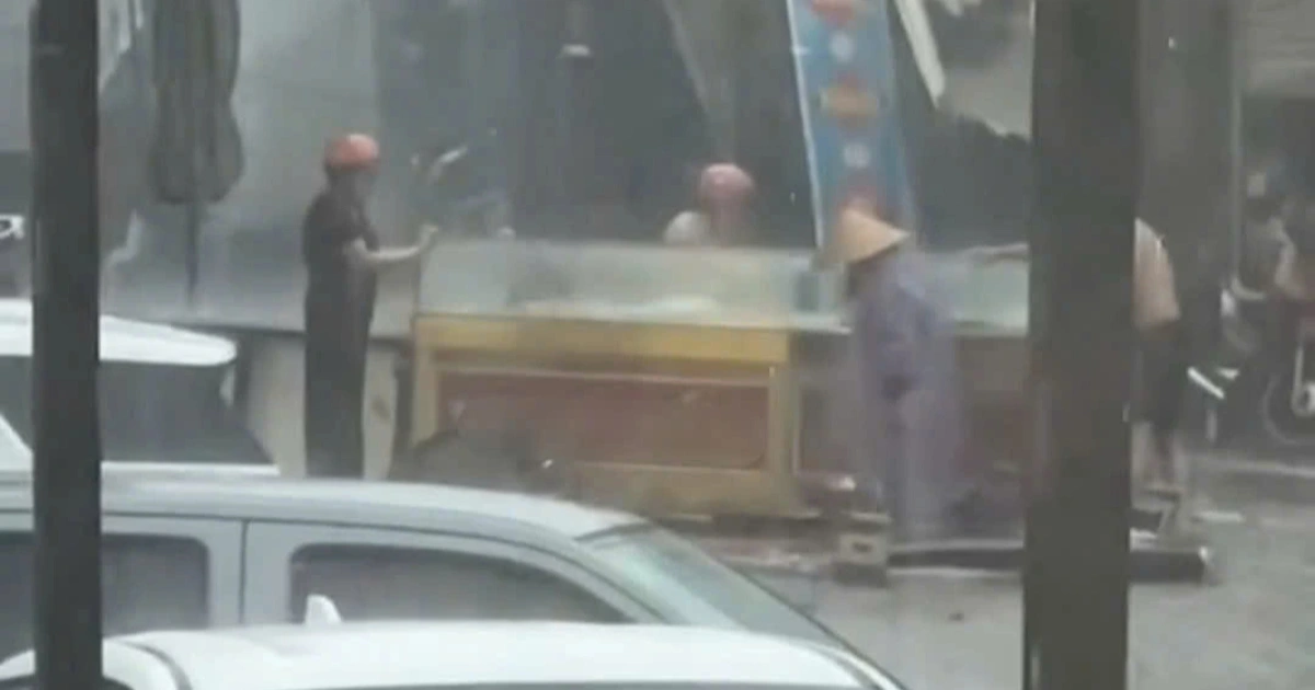 Violent squall in Dak Lak sweeps jewelry display cases onto the street