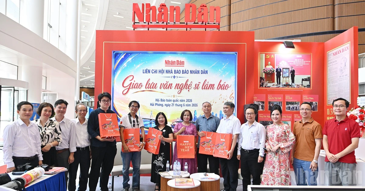 Nhan Dan Hanoi Branch Connects with Contributors and Artists in Hai Duong